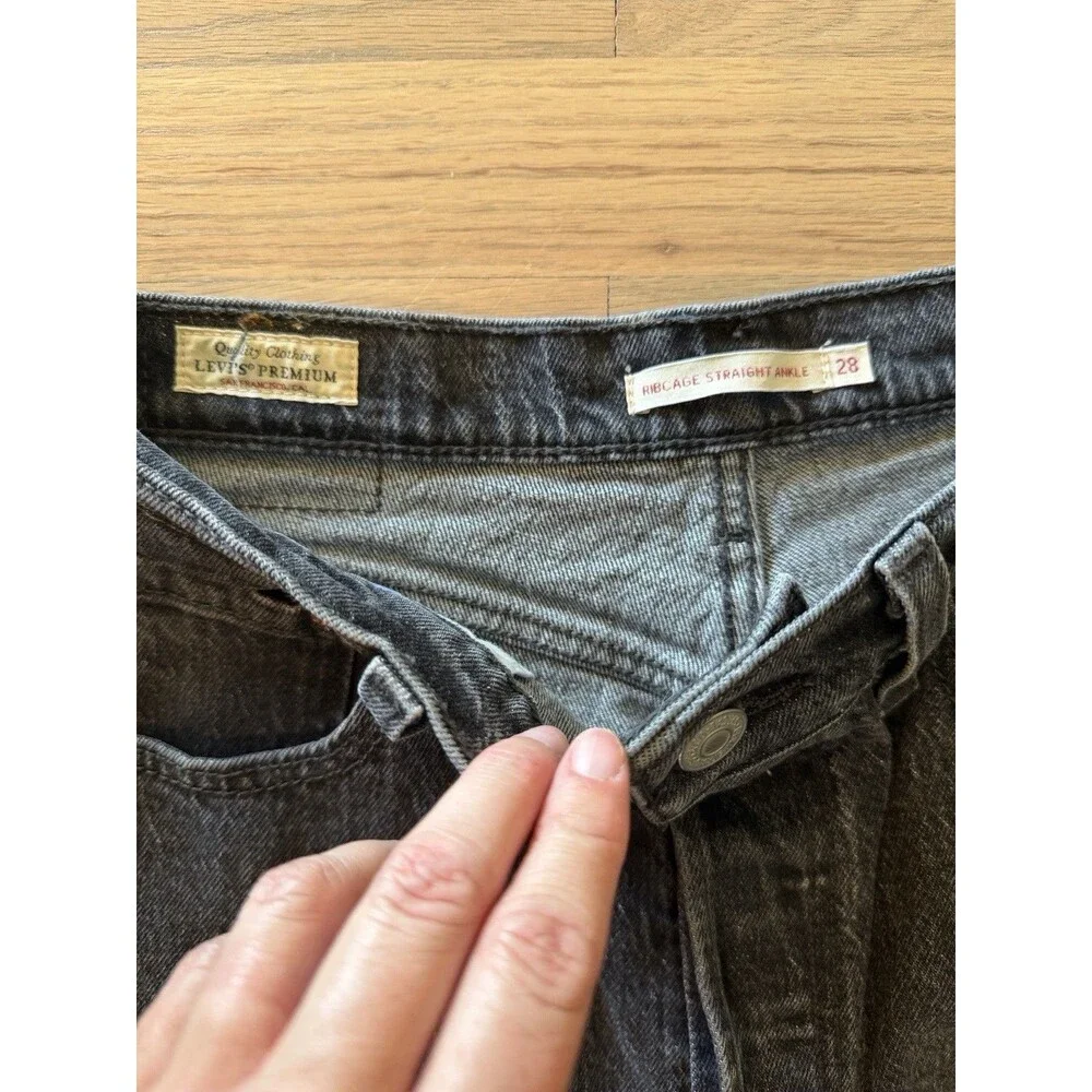 Women’s Levi's Ribcage Ankle Straight Leg Jeans- Washed Black Size 28